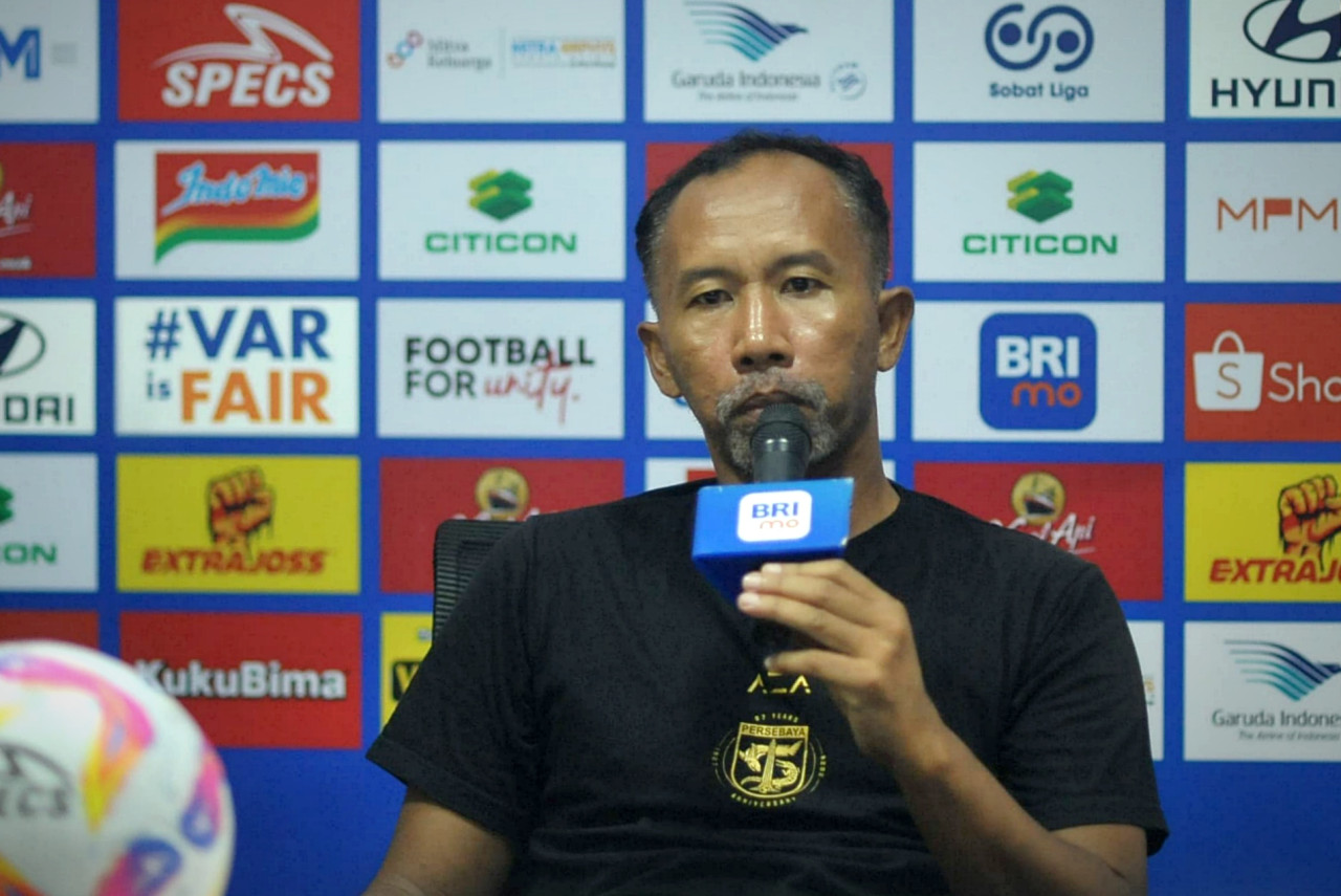Uston Nawawi saat di post match press conference Persebaya vs Arema FC.di Stadion Gelora Bung Tomo Surabaya, Sabtu (7/12/2024). (Foto: Istimewa)