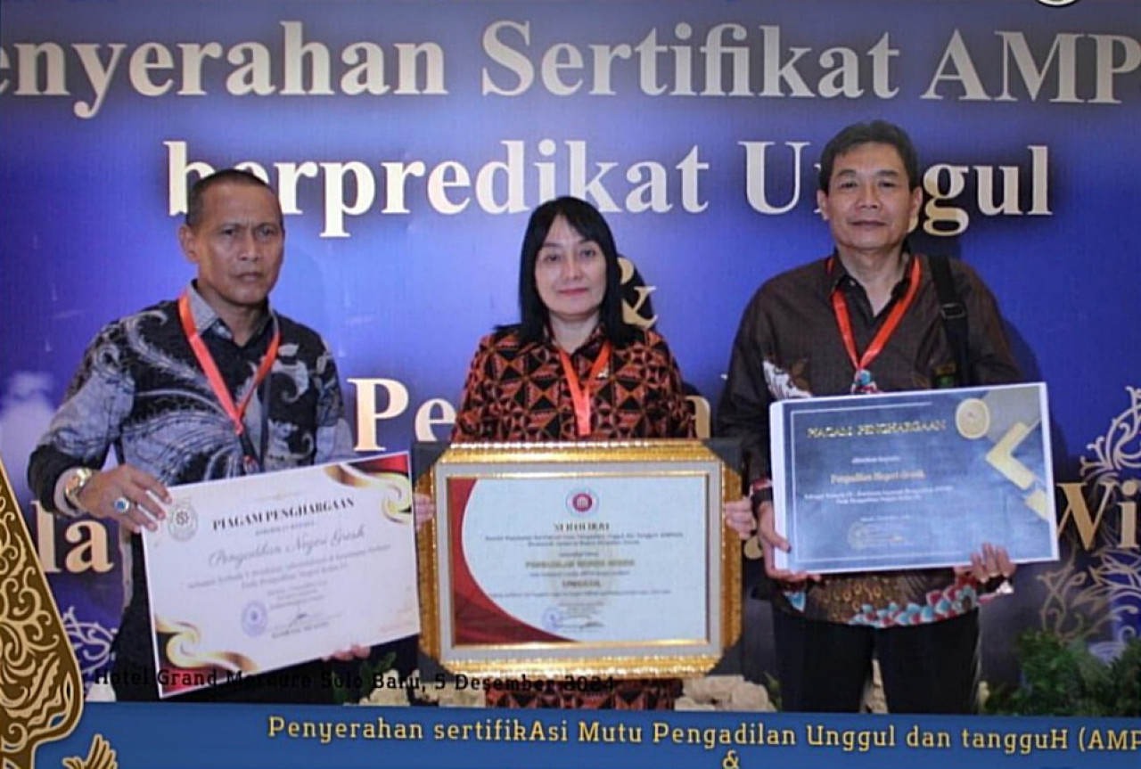 Ketua Pengadilan Negeri Gresik, I Gusti Ayu Susilawati (tengah) dan jajaran saat menerima Sertifikasi Mutu Pengadilan Unggul dan Tangguh (AMPUH). (Foto: Dok. PN Gresik)