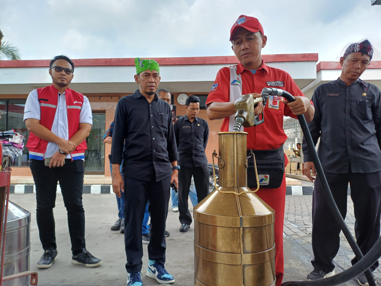Uji Tera BBM oleh Disperindag Lamongan menjelang Nataru. (Foto : Adyad Ammy Iffansah/jatimnow.com)