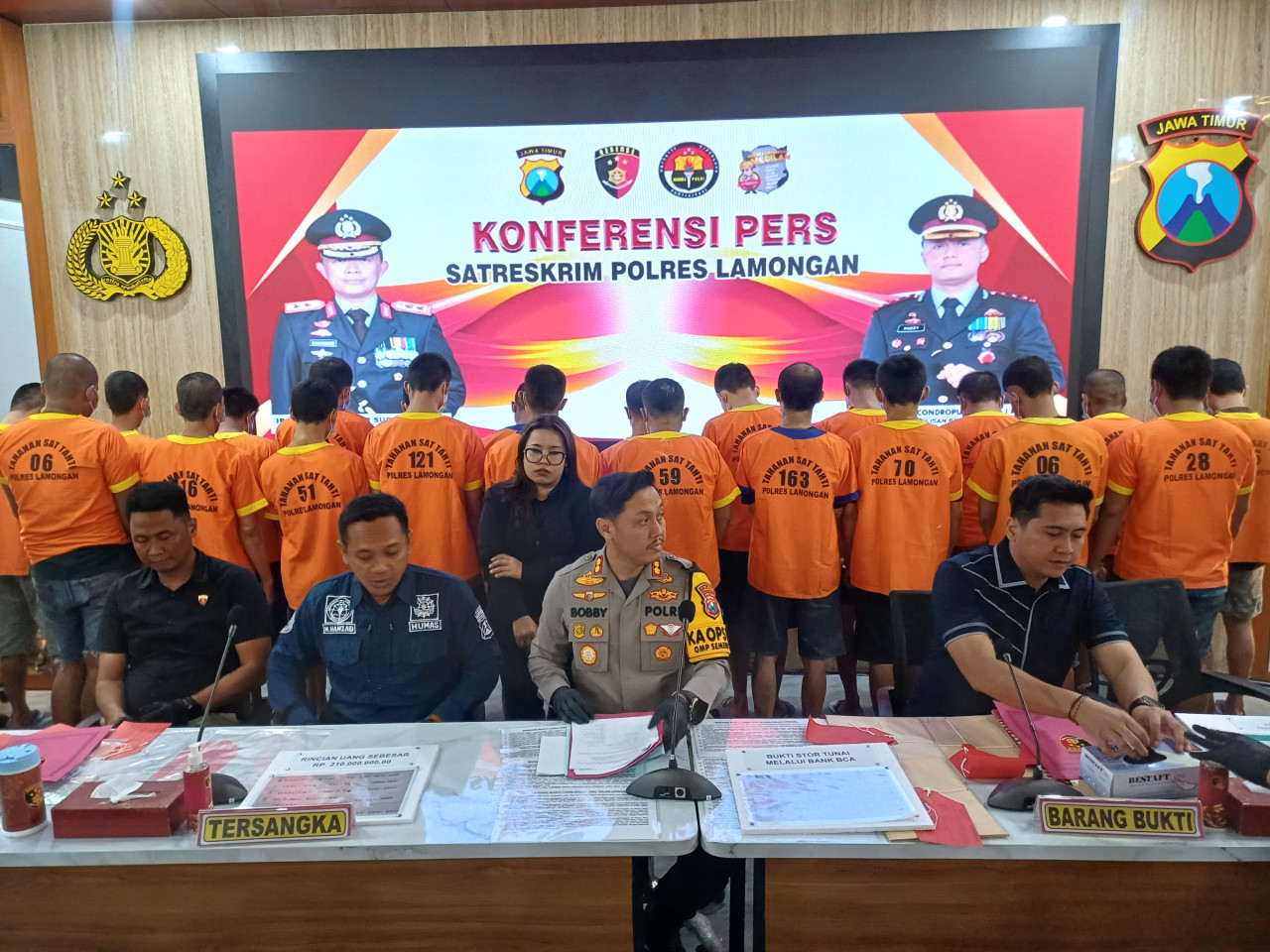 Konfrensi pers Polres Lamongan ungkap kasus kejahatan periode Oktober - Desember 2024. (Foto: Adyad Ammy Iffansah/jatimnow.com)