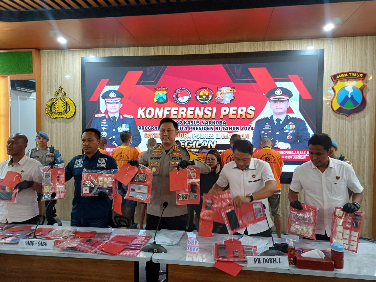 Kapolres Lamongan saat menunjukan barang bukti ungkap kasus narkoba. (Foto : Adyad Ammy Iffansah/jatimnow.com)