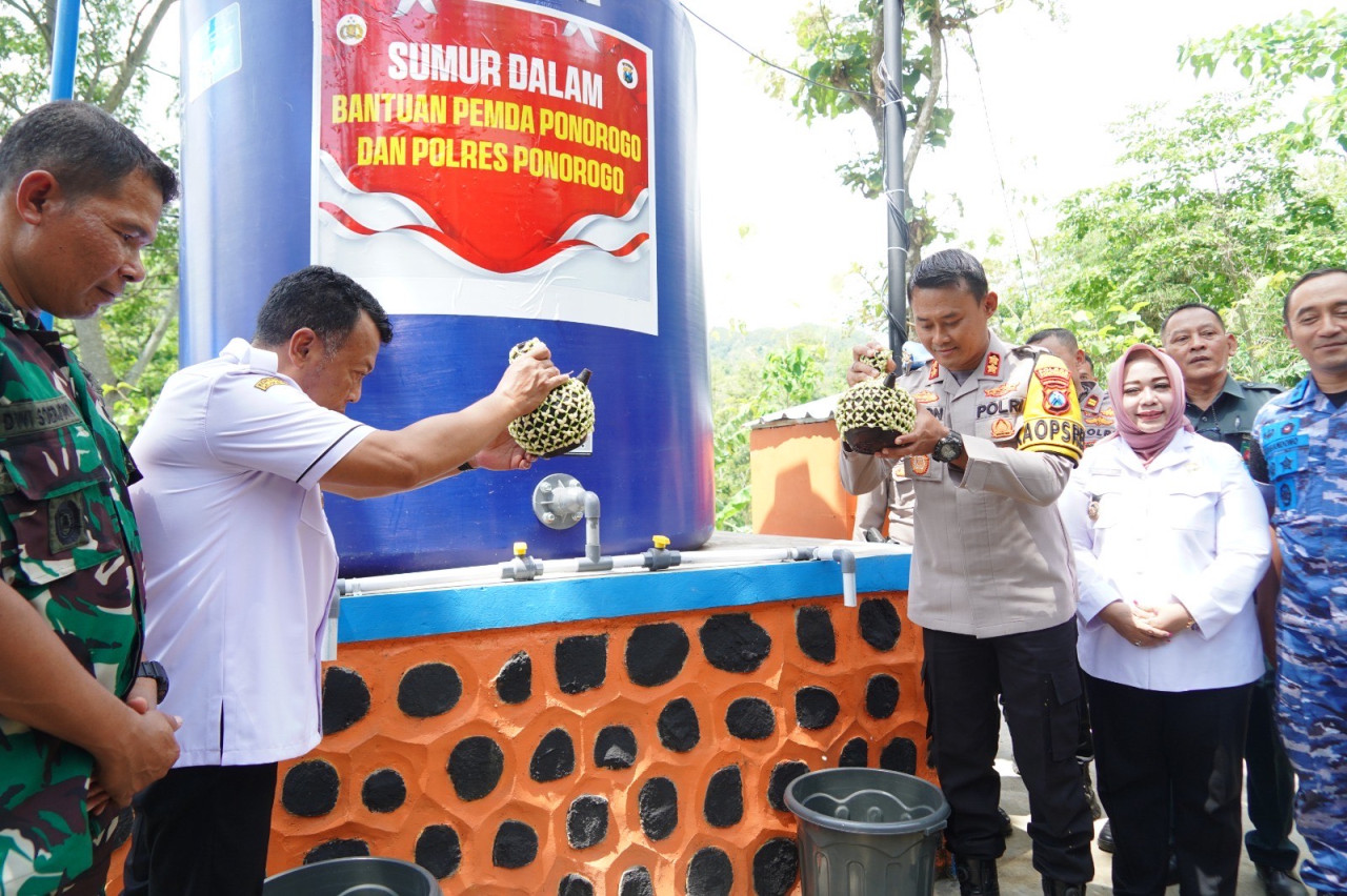 Peresmian sumur dalam di Desa Wates, Kecamatan Slahung, Ponorogo, salah satu dari empat titik yang dibangun Polres dan Pemkab Ponorogo. (Foto: Polres Ponorogo)