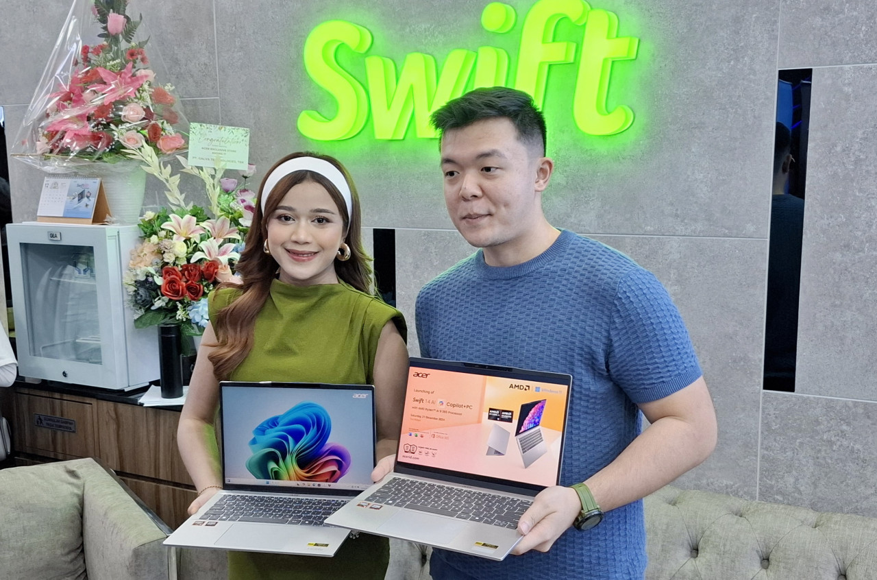 Matius Tirtawirya (kanan) bersama Artis dan Brand Ambassador Acer Brissia Jodie (kiri) (foto: Ni'am Kurniawan/jatimnow.com)