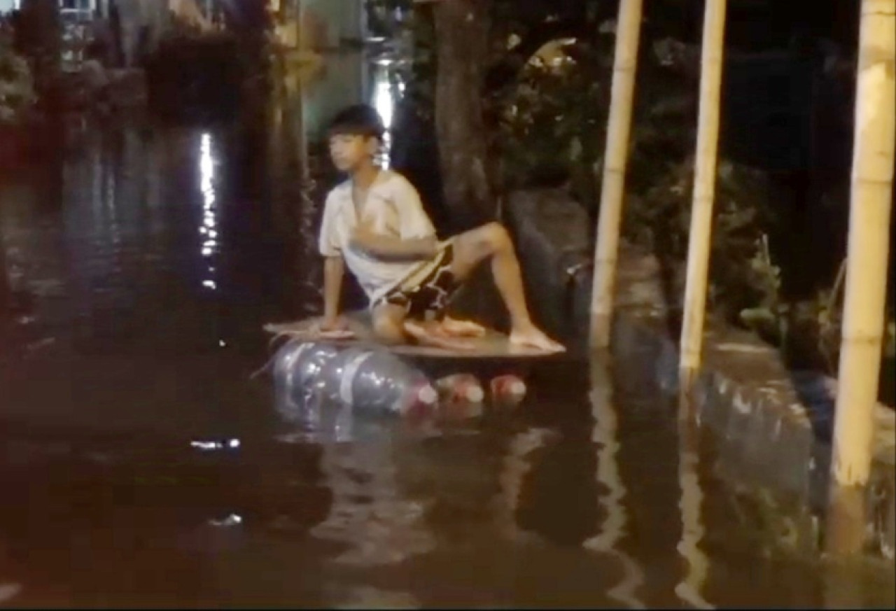 Situasi banjir rob di Bangkalan. (Foto: Fathor Rahman/jatimnow.com)