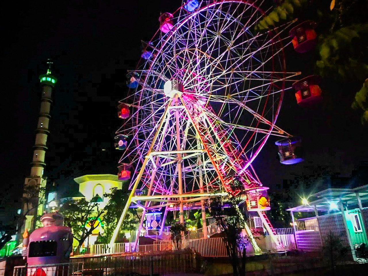 Potret keindahan Alun-Alun Lamongan di malam hari. (dok. jatimnow.com)