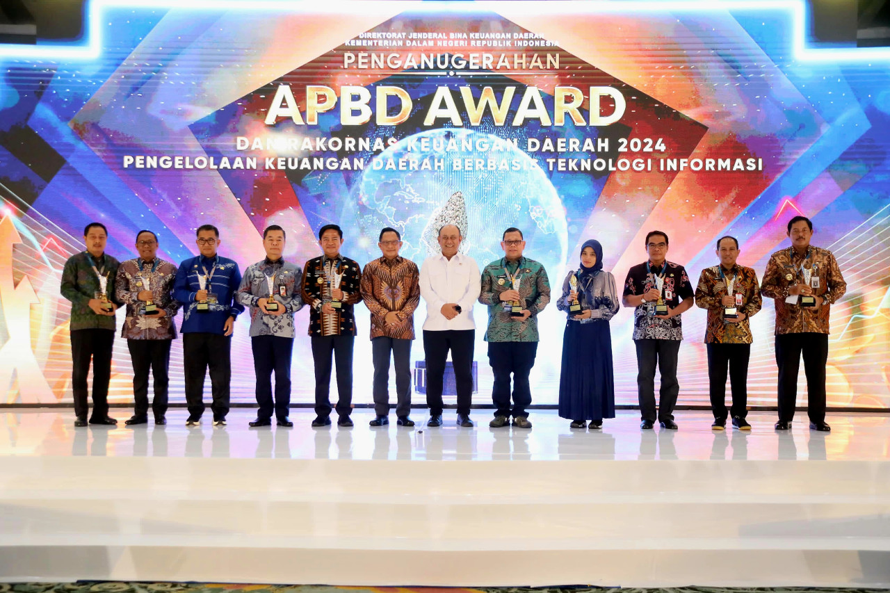 Pemprov Jatim saat menerima penghargaan APBD Award 2024 (foto: Humas Pemprov Jatim for jatimnow.com)