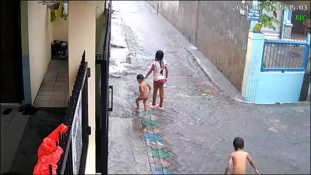 Detik-detik balita hilang hanyut di selokan saat bermain hujan kawasan Babatan, Wiyung Surabaya. (Foto: Tangkap layar video CCTV)