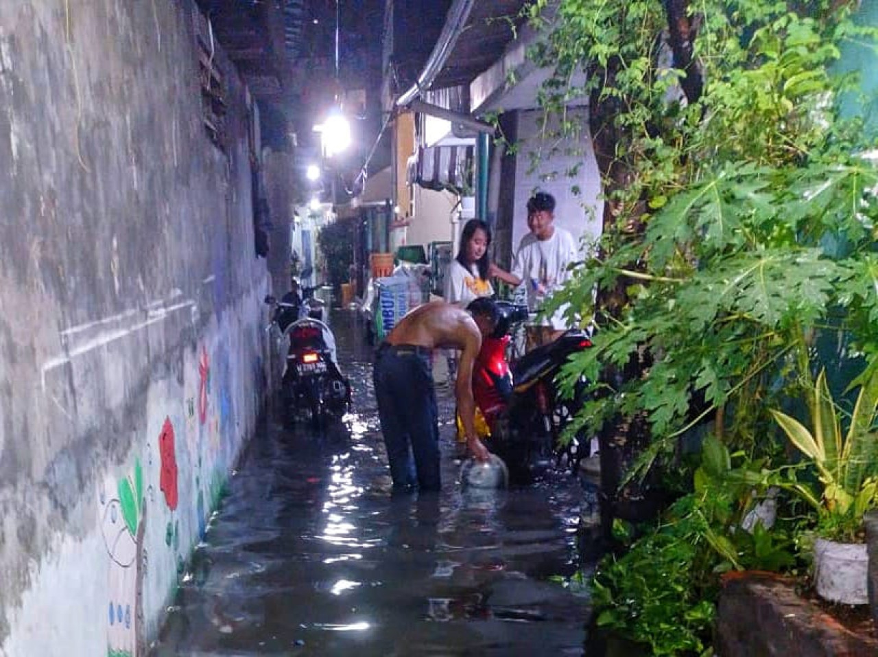 Banjir di Desa Bungurasih Waru Sidoarjo, pada Selasa malam. (Foto: Ahaddiini HM/jatimnow.com)