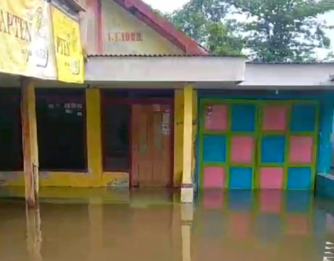 Banjir di wilayah Kecamatan Sedati Sidoarjo. (Foto: Ahaddiini HM/jatimnow.com).