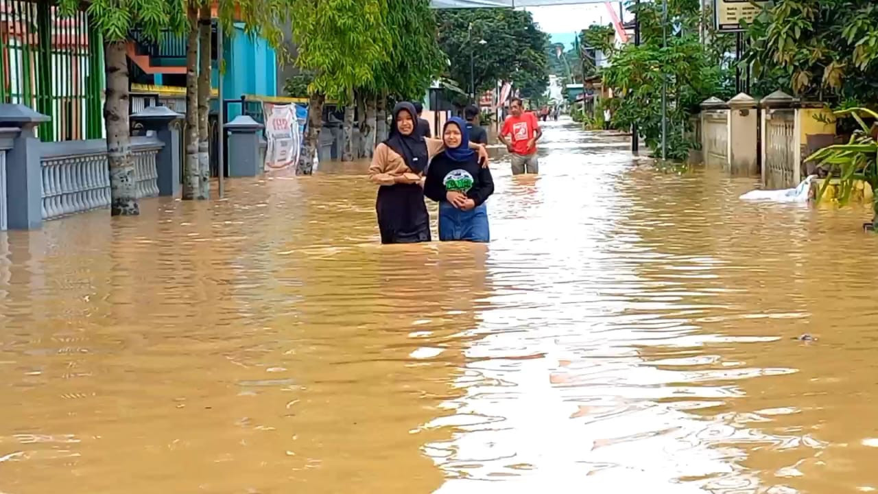 Banjir yang menggenangi rumah warga di Trenggalek. (Foto: Bramanta Pamungkas/jatimnow.com)