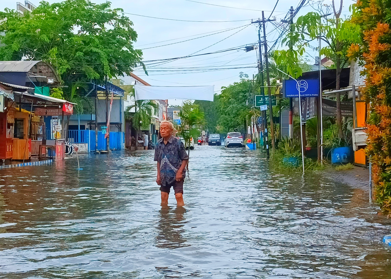 Kondisi banjir di perumahan Wisma Tropodo Waru Sidoarjo. (Foto: Ahaddiini HM/jatimnow.com).