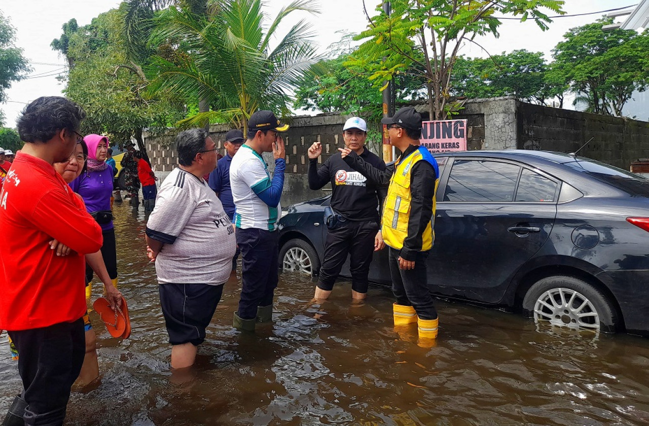 Plt Bupati Sidoarjo, Subandi saat sidak di Pondok Candra, Tambak Sawah, Waru. (Foto: Ahaddiini HM/jatimnow.com)