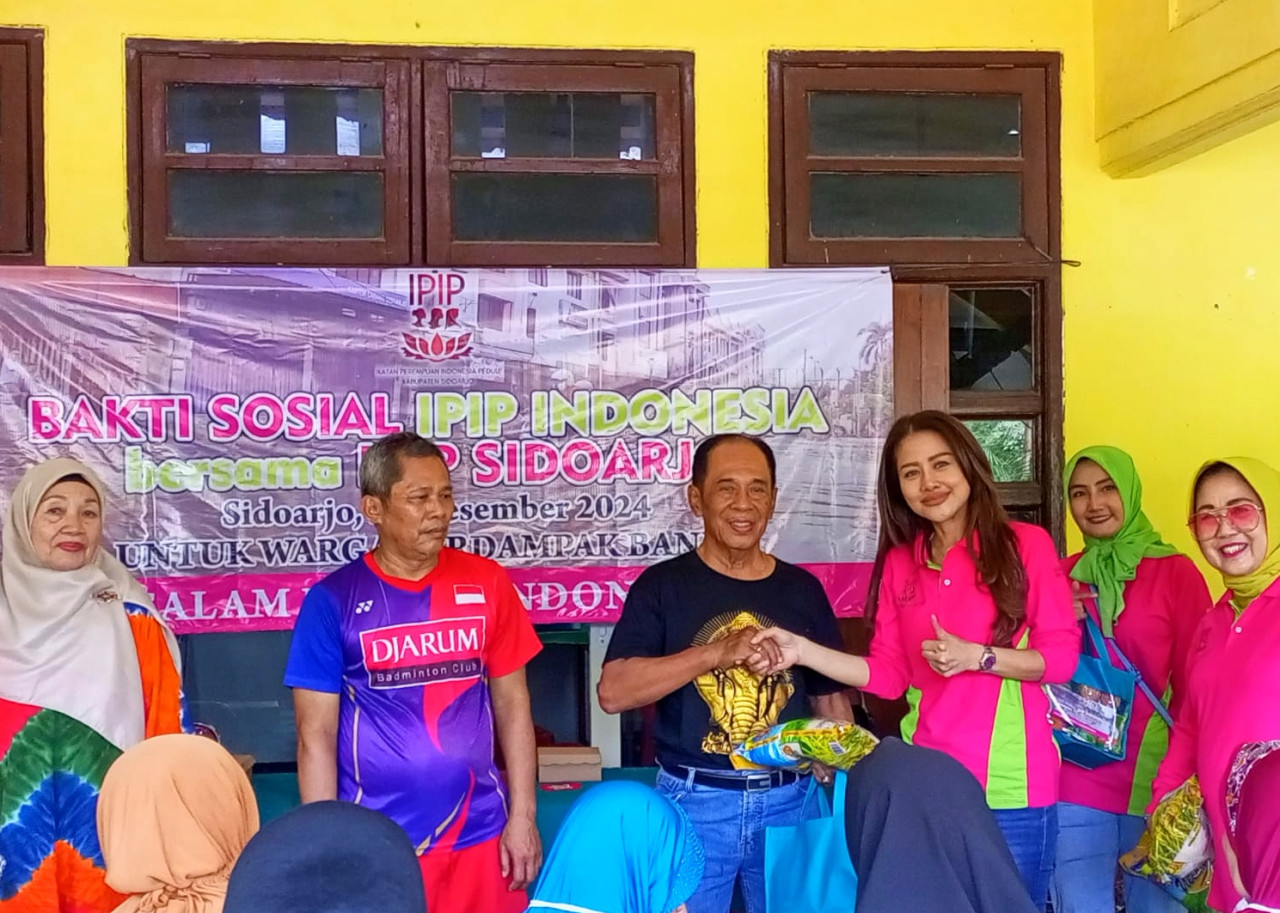 Komunitas Perempuan Sidoarjo Bantu Warga Pepelegi Bersih-bersih Bekas Banjir