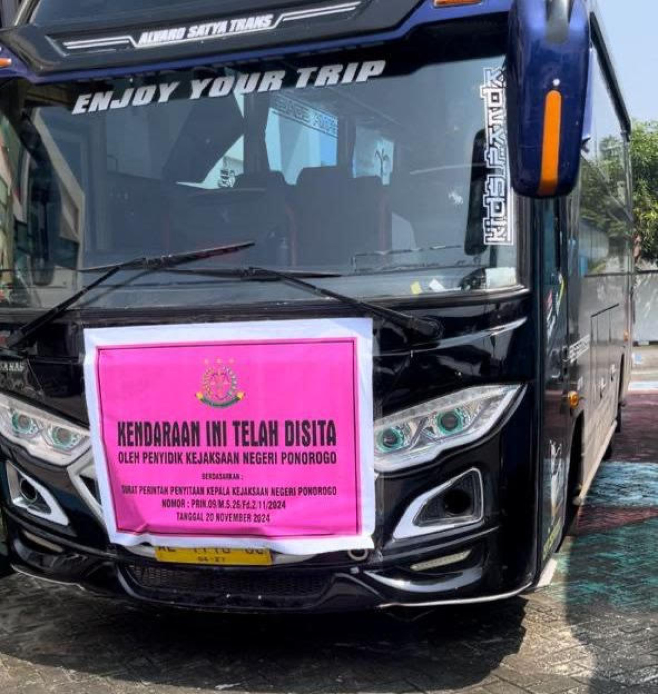 salah satu barang bukti kasus dugaan penyimpangan dana BOS SMK 2 Ponorogo. (Foto: Ahmad Fauzani/jatimnow.com)