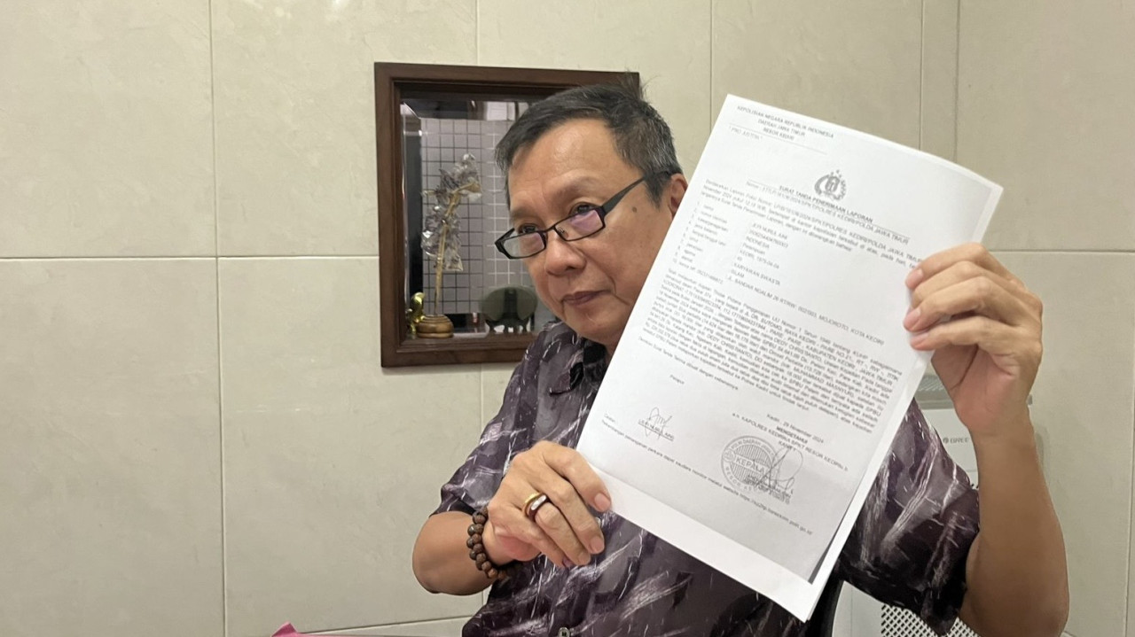 Kuasa hukum SPBU Pelem menunjukkan bukti laporan polisi. (Foto: Almer/jatimnow.com)