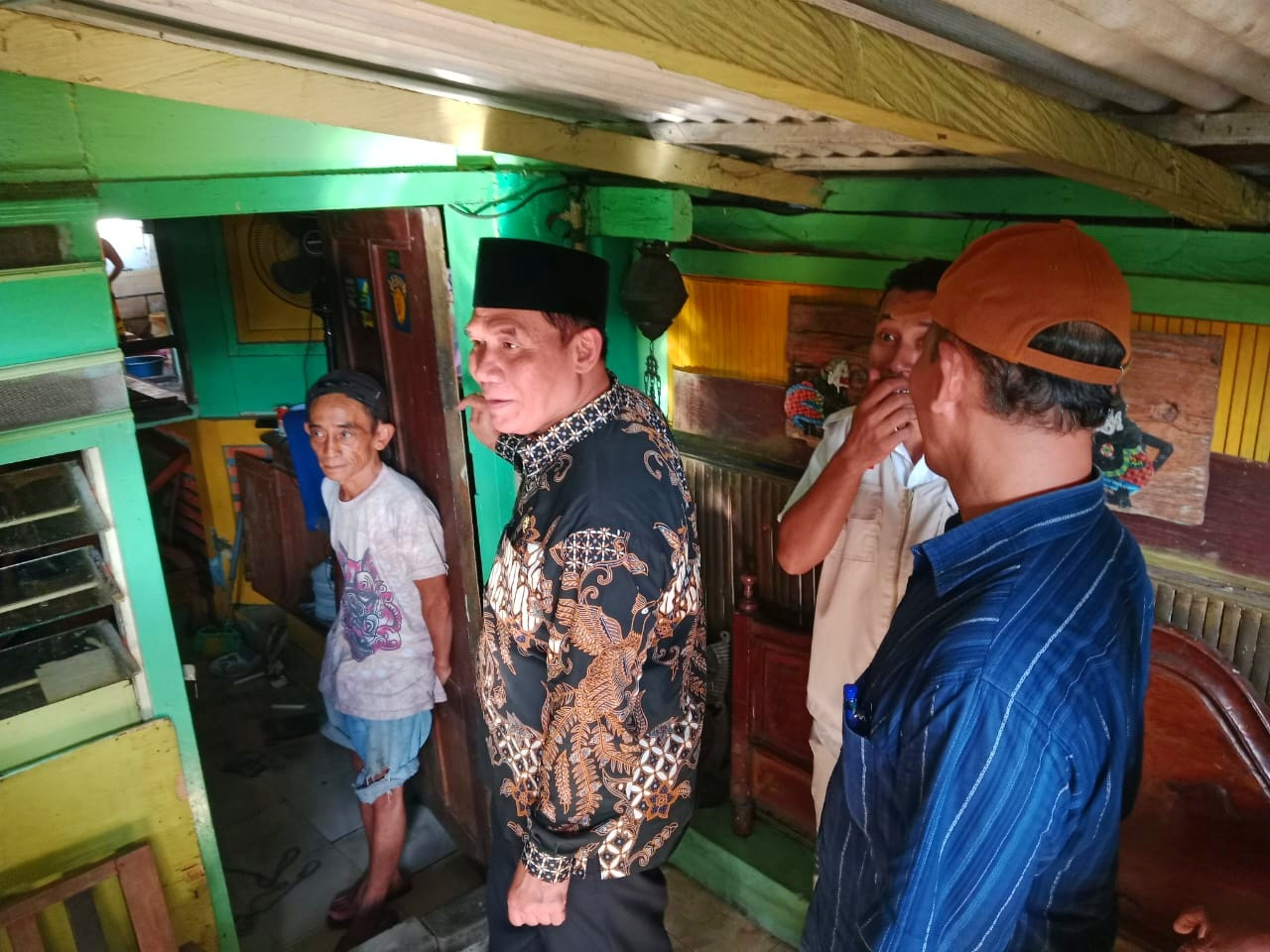 Anggota DPR RI Komisi VII, Bambang Haryo Soekartono mengunjungi wilayah terdampak banjir Pepelegi Waru Sidoarjo. (Foto: Ahaddiini HM/jatimnow.com).