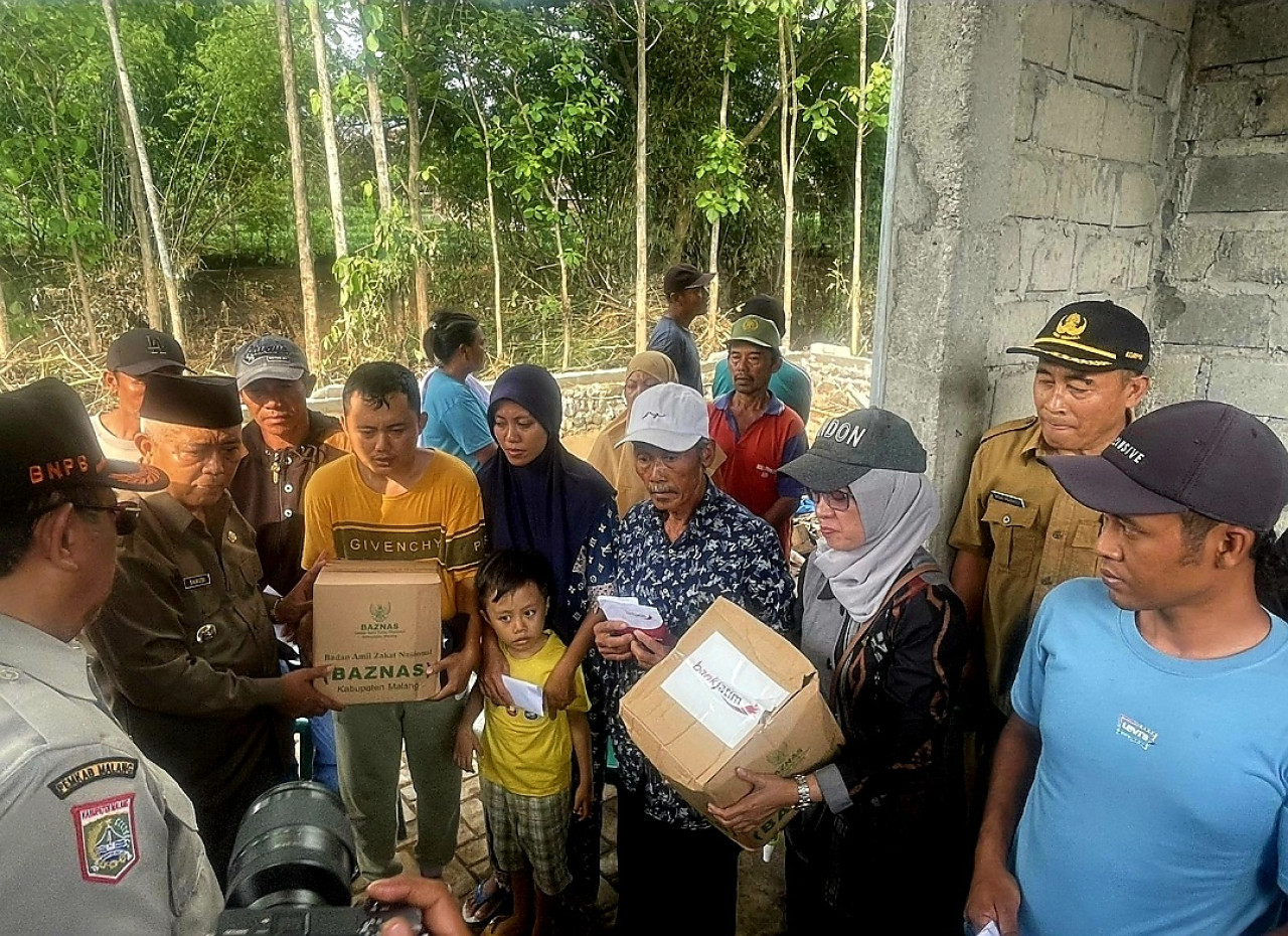 Bank Jatim kirim bantuan untuk korban banjir di Malang Selatan (foto: Bank Jatim for jatimnow.com)