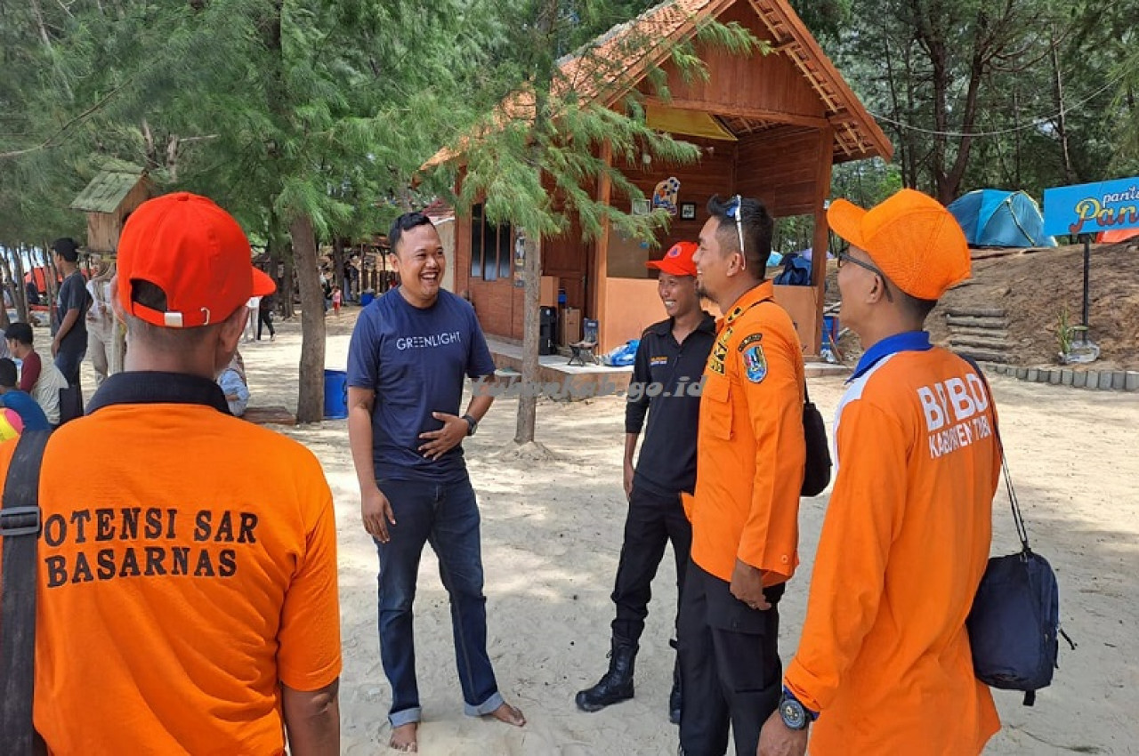 Tim BPBD melakukan patroli di area pantai Tuban. (Foto: Humas Pemkab Tuban for jatimnow.com)