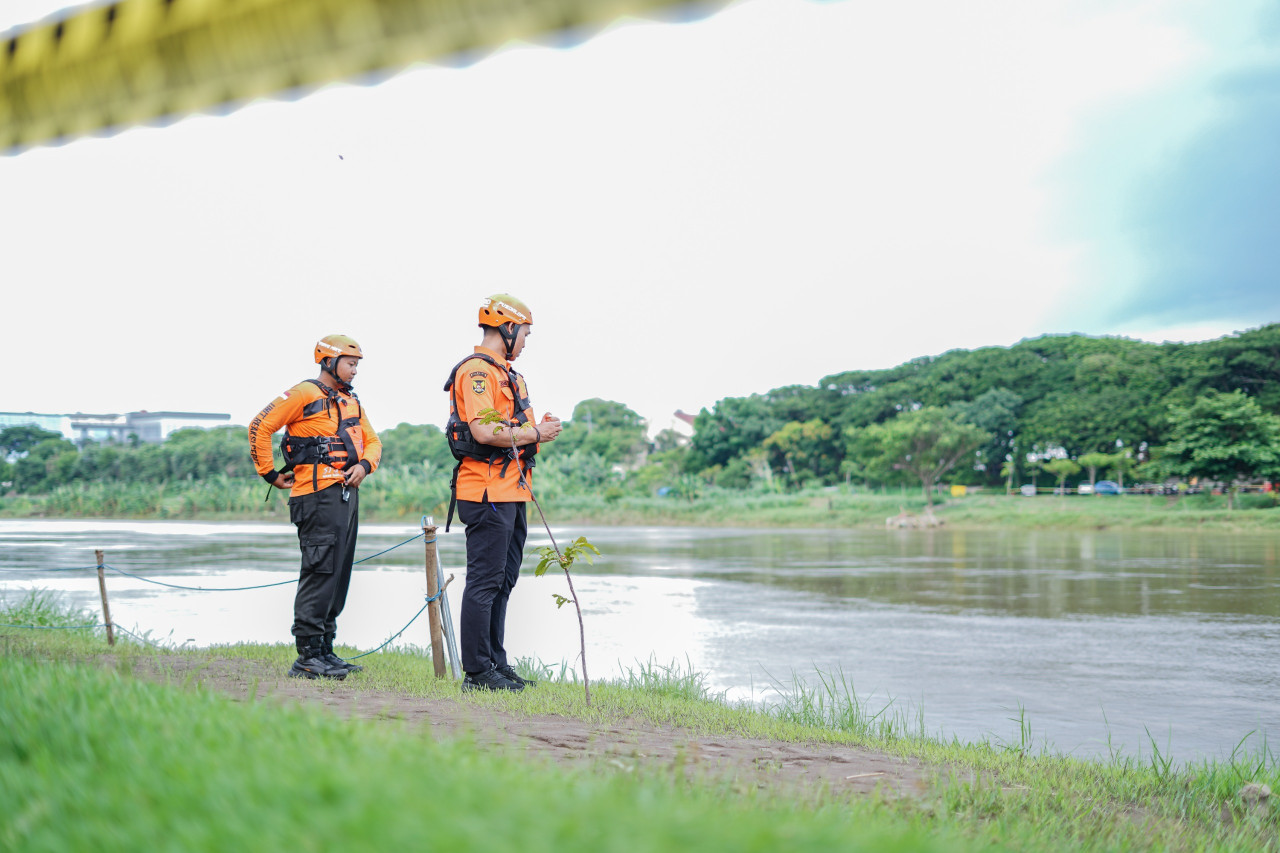 BPBD Kota Kediri saat melakukan pemantauan di bantaran Sungai Brantas. (Foto: Pemkot Kediri/jatimnow.com)
