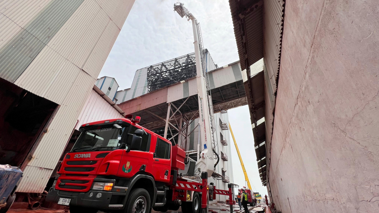 Tim Damkar Petrokimia Gresik Cepat Padamkan Api di Pabrik dengan Bronto Skylift
