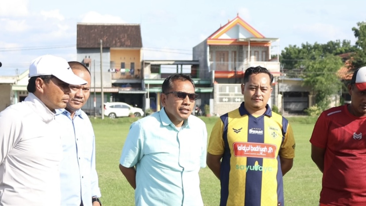 CEO Inter Kediri Tomi Ariwibowo bersama jajaran pelatih. (Foto: Yanuar Dedy/jatimnow.com)