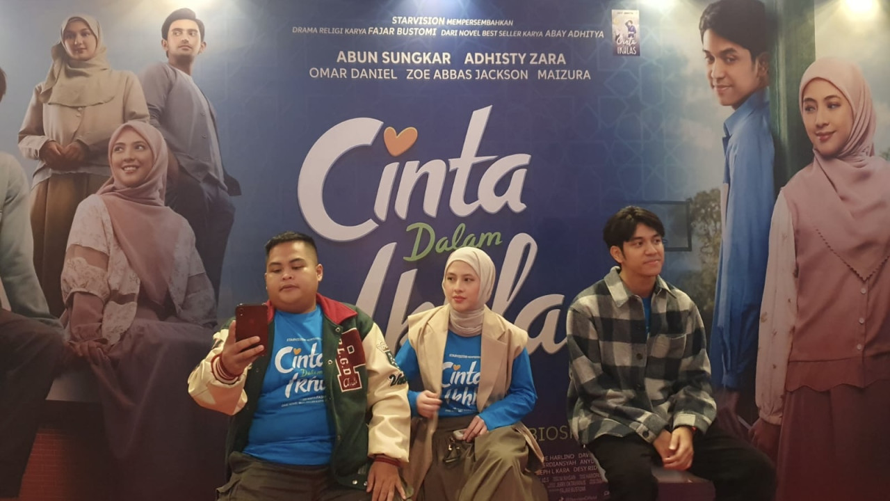 Abun Sungkar dan Adhisty Zara saat hadir dalam visit cinema di Tulungagung. (Foto: Bramanta Pamungkas/jatimnow.com)