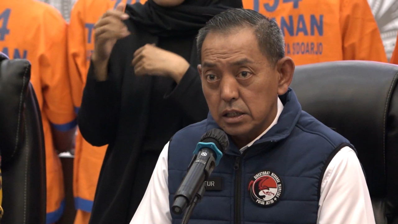 Dirresnarkoba Polda Jatim Kombespol Robert Da Costa saat membeberkan capaian kinerja salama satu tahun. (Foto: Misbahul Munir/jatimnow.com)