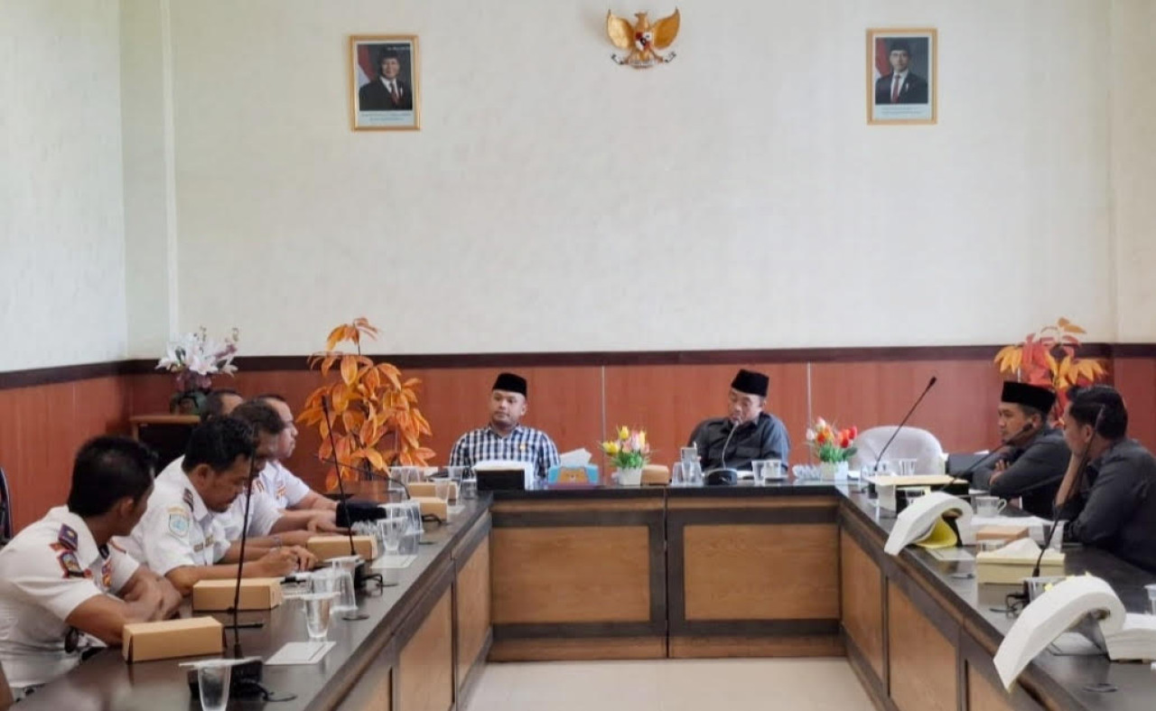 Komisi I DPRD Bangkalan saat memanggil Dinas Perhubungan terkait dihentikannya kebijakan parkir berlangganan. (Foto: Fathor Rahman/jatimnow.com)