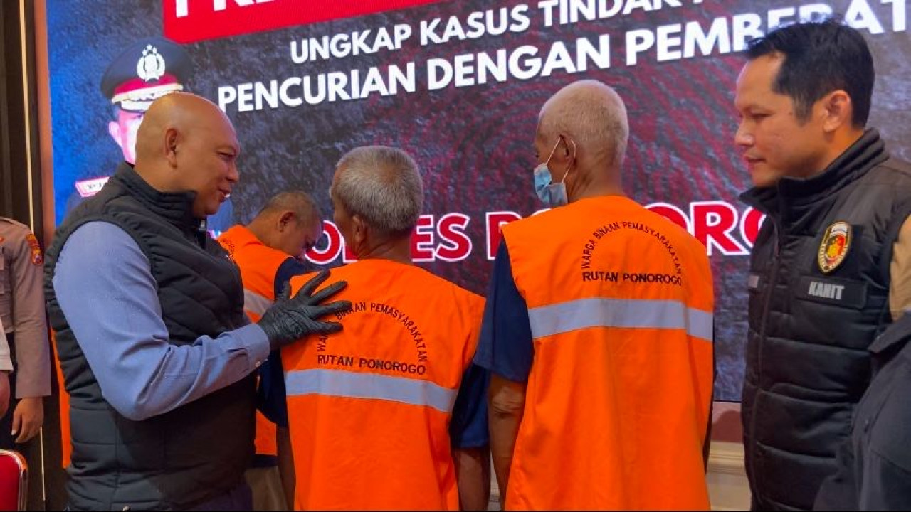 Tiga pelaku lansia dan satu pelaku lainnya diamankan Satreskrim Polres Ponorogo terkait kasus judi online (Dok. Polres Ponorogo for jatimnow.com)
