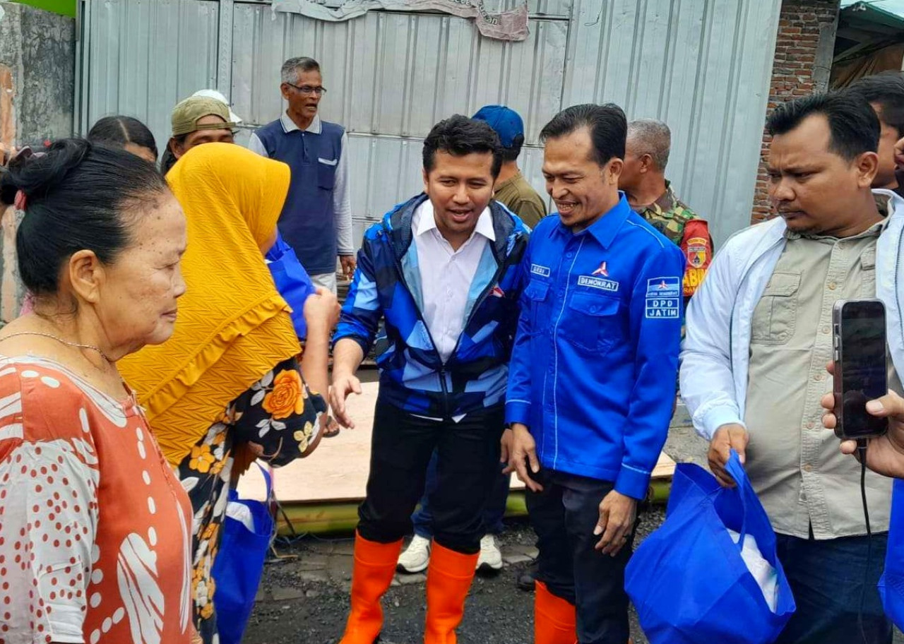 Ketua DPD Partai Demokrat Jawa Timur, Emil Elistianto Dardak saat menyalurkan 500 paket sembako kepada warga terdampak banjir di Prambon Sidoarjo. (Foto: Ahaddiini HM/jatimnow.com).
