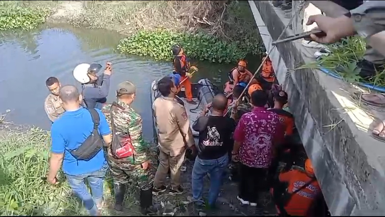 Proses evakuasi Balita di Surabaya yang hilang terperosok di selokan saat bermain hujan (Foto: tangkap layar video amatir warga)