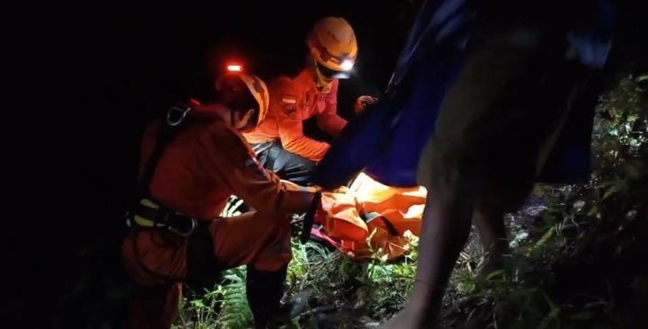 Evakuasi pria Ponorogo yang tewas di lereng gunung. (Foto: tangkapan layar media sosial  for jatimnow.com)