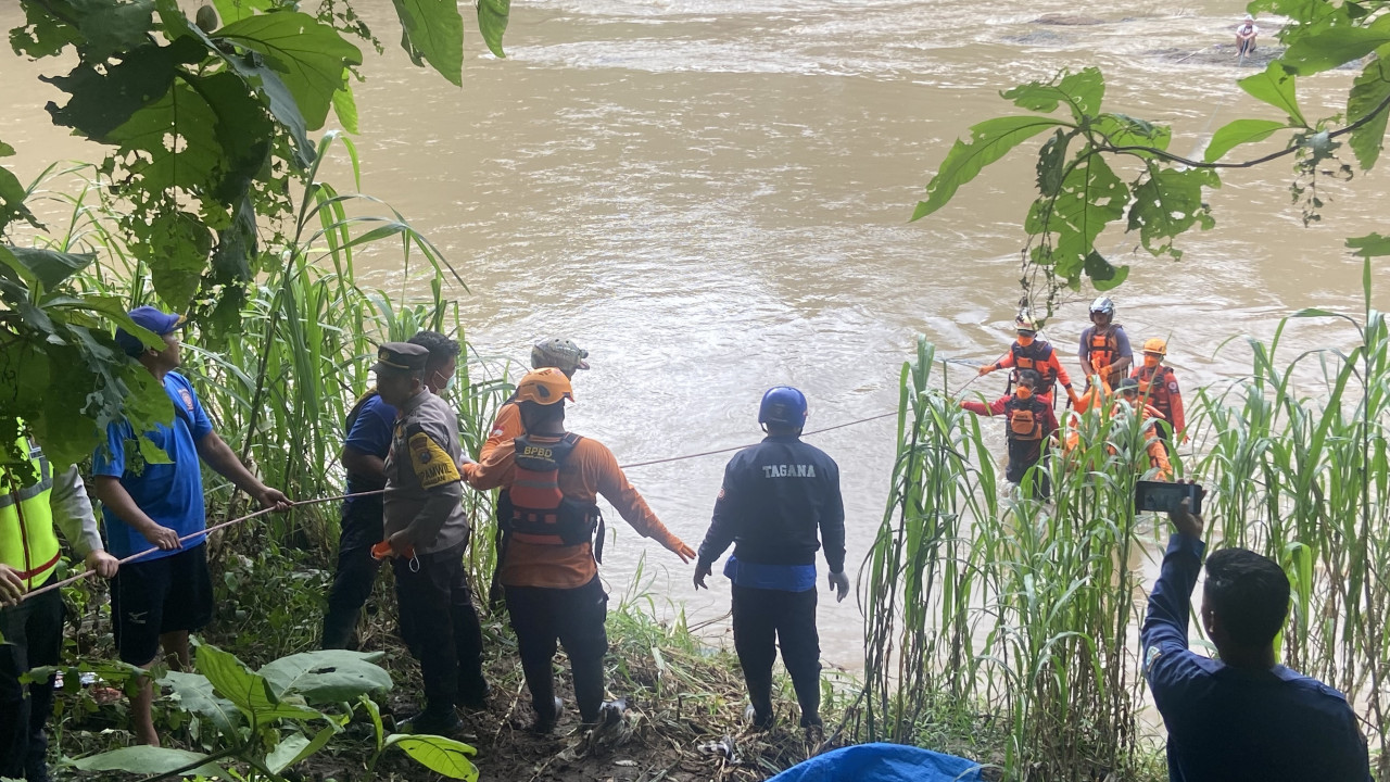 Evakuasi Jasad Wanita Tanpa Busana di Sungai Ponorogo Berlangsung Dramatis