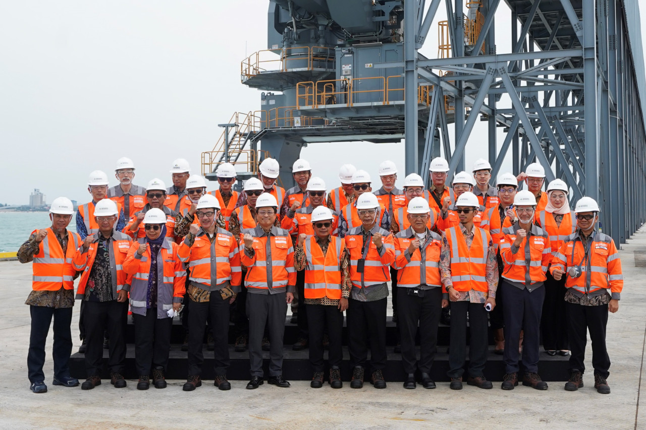 Jajaran manajemen SIG dan Taiheiyo Cement Corporation pada acara kunjungan kerja bersama proyek pengembangan dermaga dan fasilitas produksi di SBI Pabrik Tuban, Jawa Timur, pada 5 Desember 2024. (Foto: SIG for jatimnow.com)