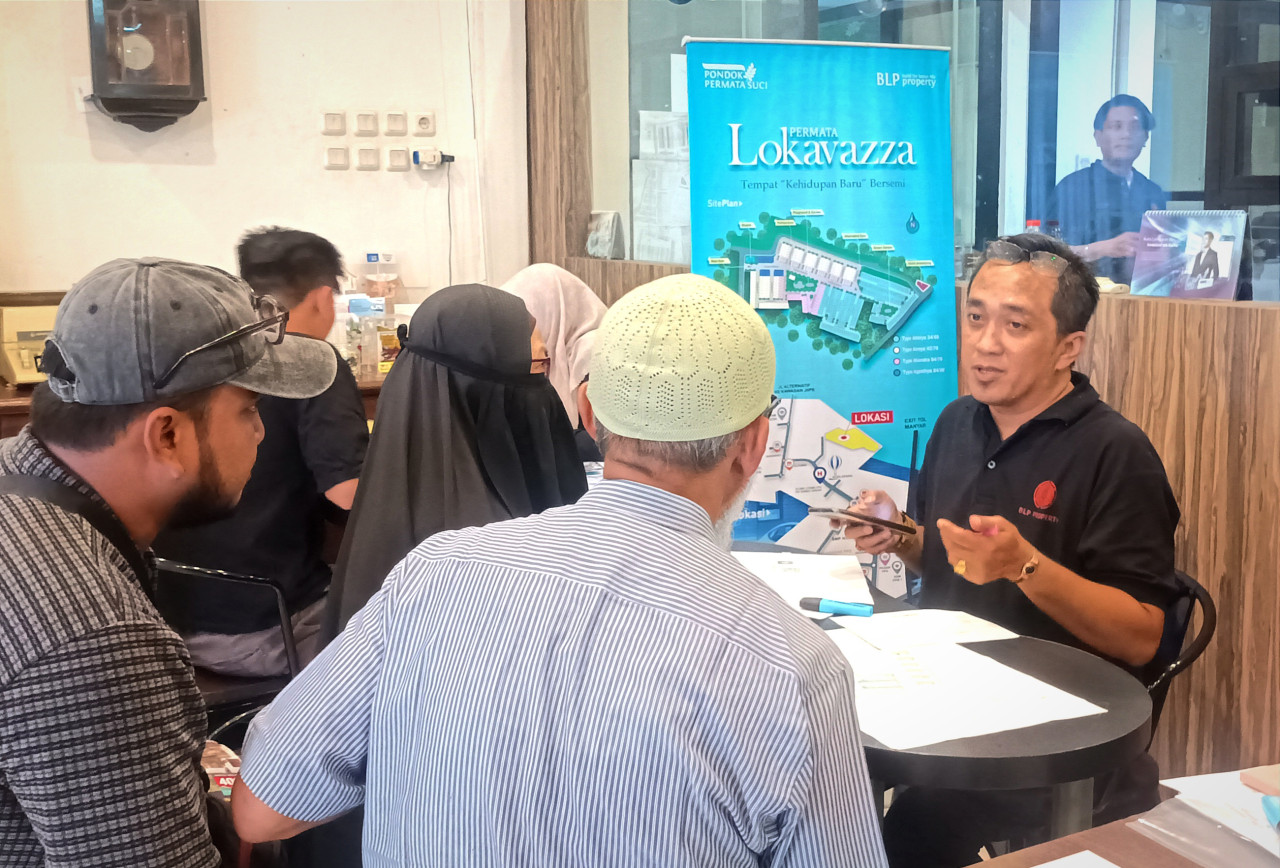 Tim marketing BLP Property saat melayani para pembeli di acara launcing kluster Permata Lokavazza. (Foto: Sahlul Fahmi/jatimnow.com)