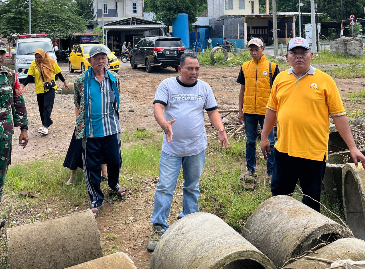 Anggota Komisi B DPRD Jawa Timur dari Fraksi Golkar, M. Hadi Setiawan saat menemui masyarakat terdampak banjir. (Foto: Desi for jatimnow.com)