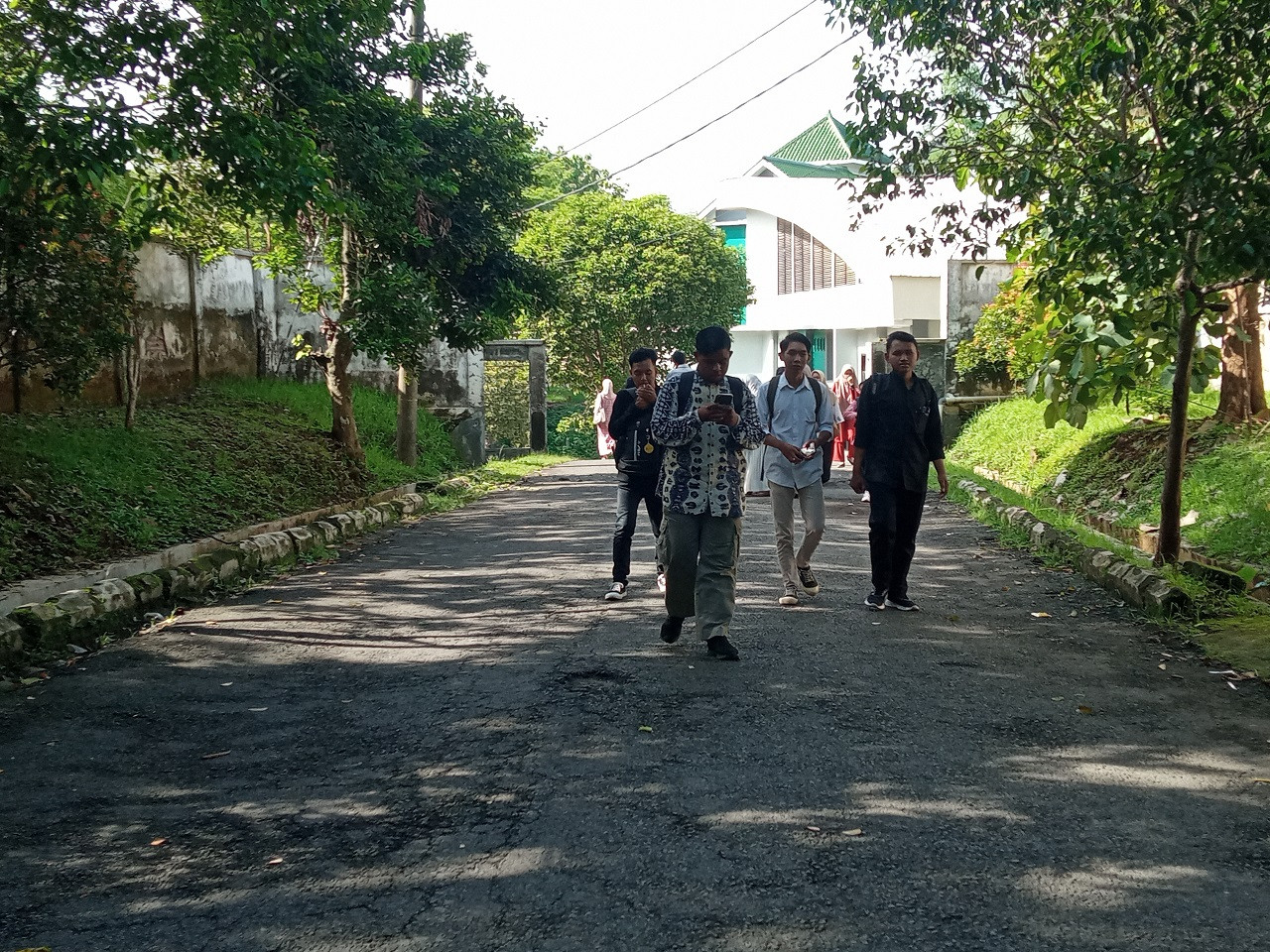 Nampak mahasiswa UIN KHAS Jember berjalan kaki di area kampus (Foto: Sugianto/jatimnow.com)