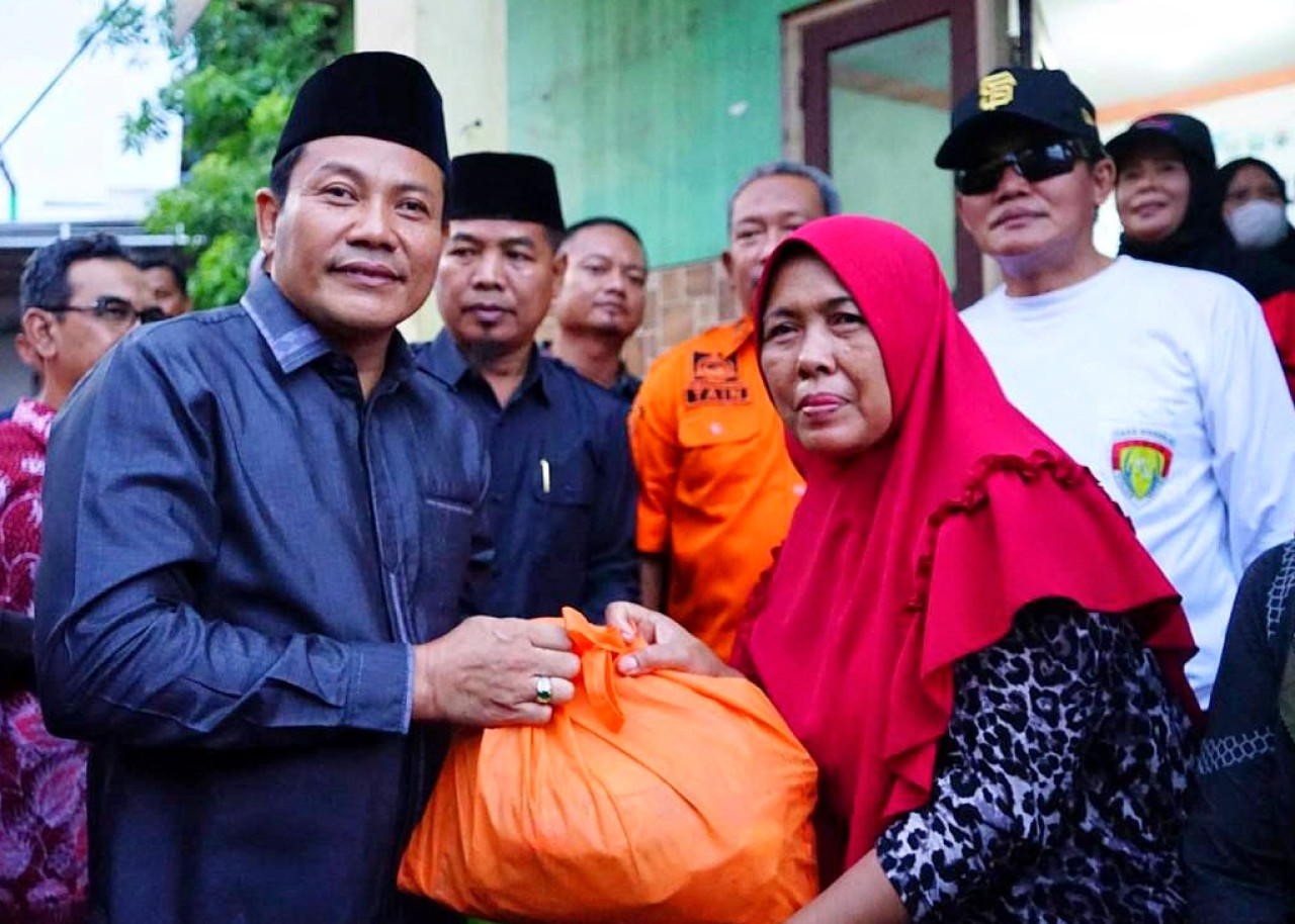 Plt. Bupati Sidoarjo, Subandi saat memberikan bantuan warga puting beliung di Ngingas Waru Sidoarjo. (Foto: Ahaddiini HM/Jatimnow.com)