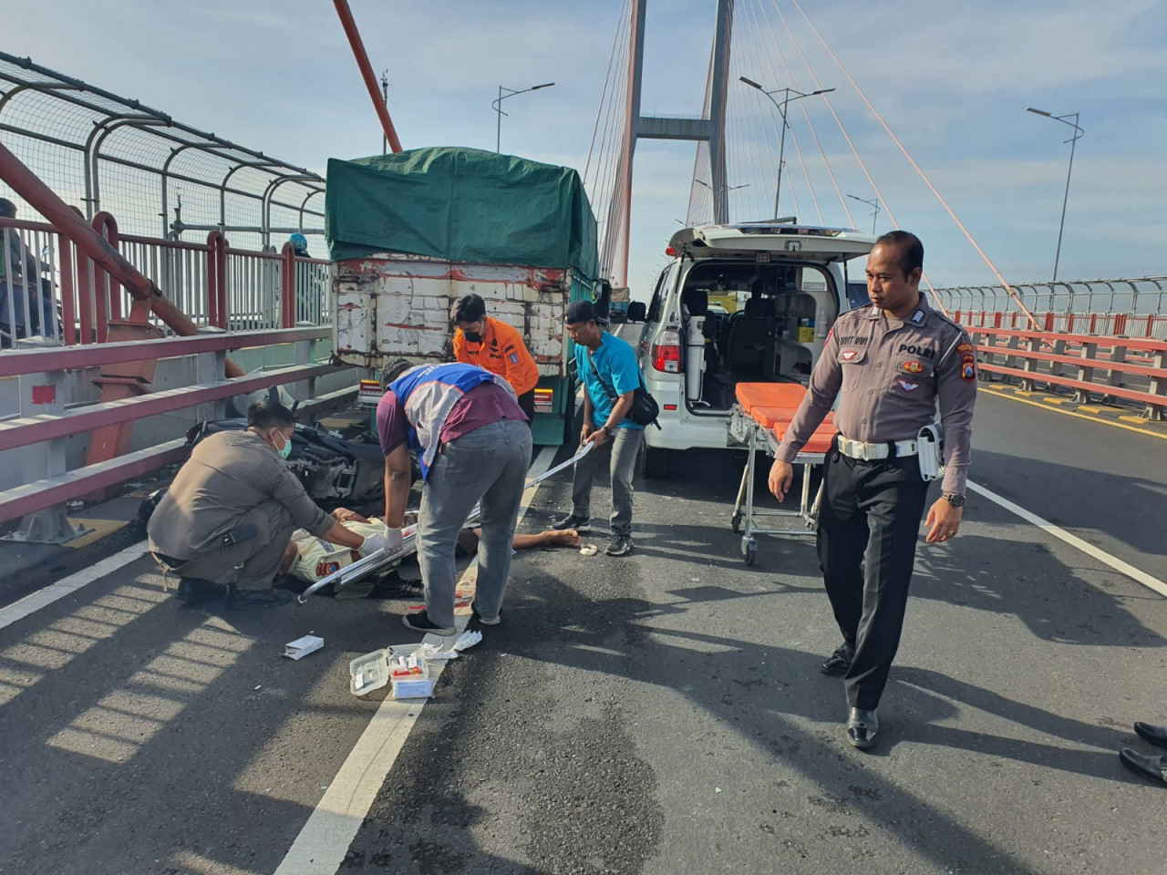 Pemotor tabrak bokong truk di Suramadu. (Foto: Satlantas Polres Bangkalan for jatimnow.com)