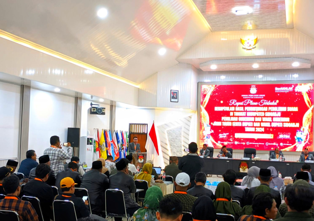 Suasana rekapitulasi suara di KPU Kabupaten Sidoarjo. (Foto: Ahaddiini HM/jatimnow.com)