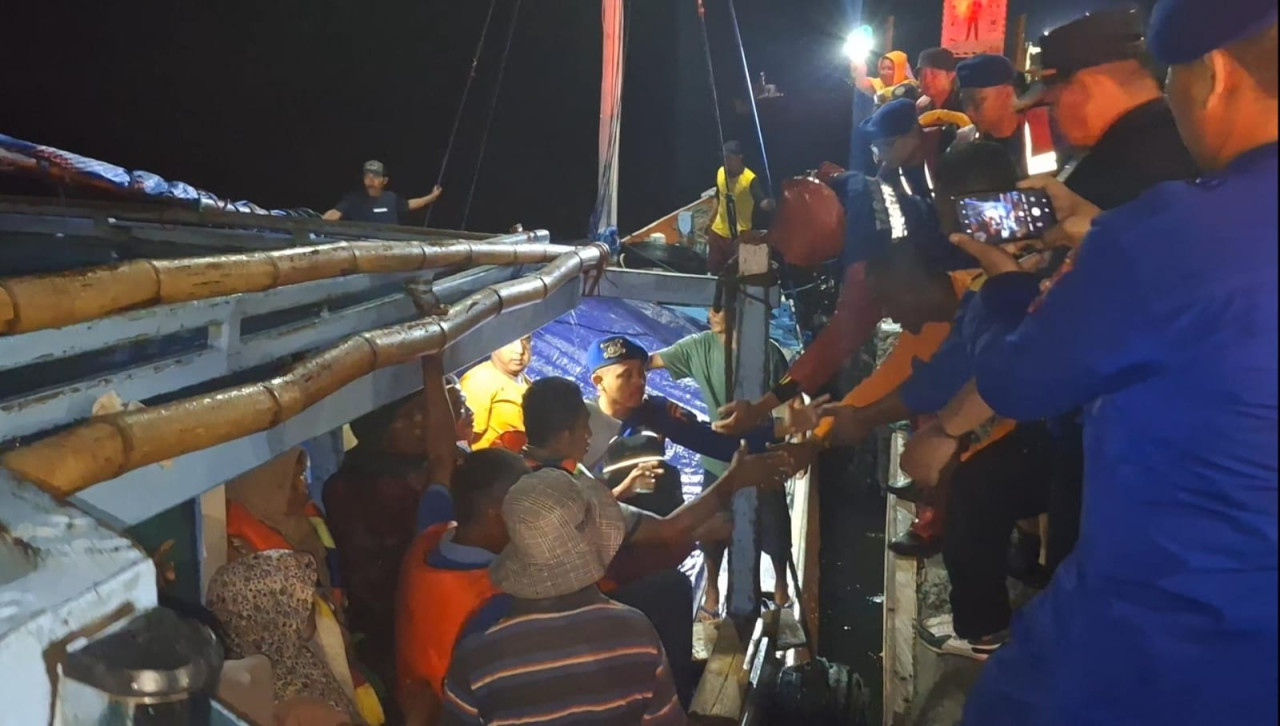 Korban kapal tenggelam dievakuasi di Pelabuhan Jangkar. (Foto: Via for jatimnow.com)