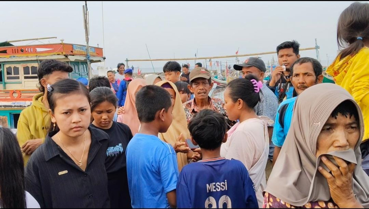 Keluarga dan masyarakat menyaksikan proses pencarian korban kapal tenggelam. (Foto: Via for jatimnow.com)