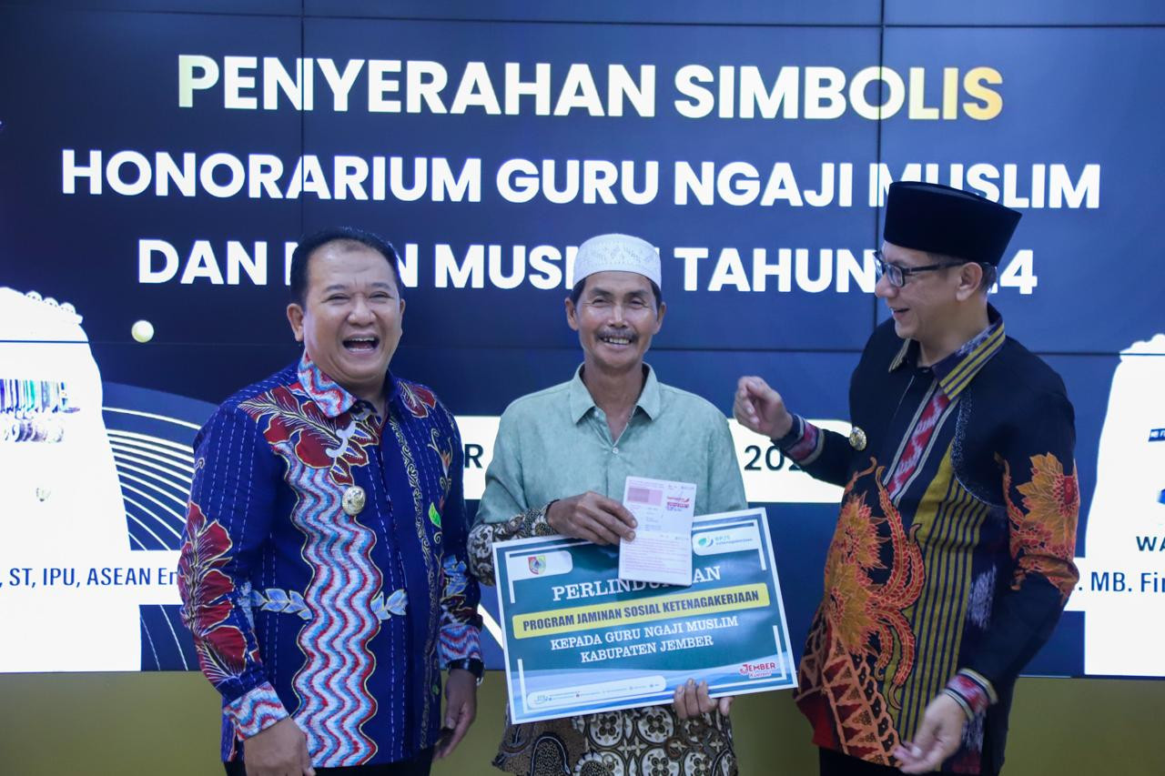Bupati Hendy dan Wabup Gus Firjaun secara simbolis serahkan honorarium guru ngaji (Foto: Diskominfo) for jatimnow.com)
