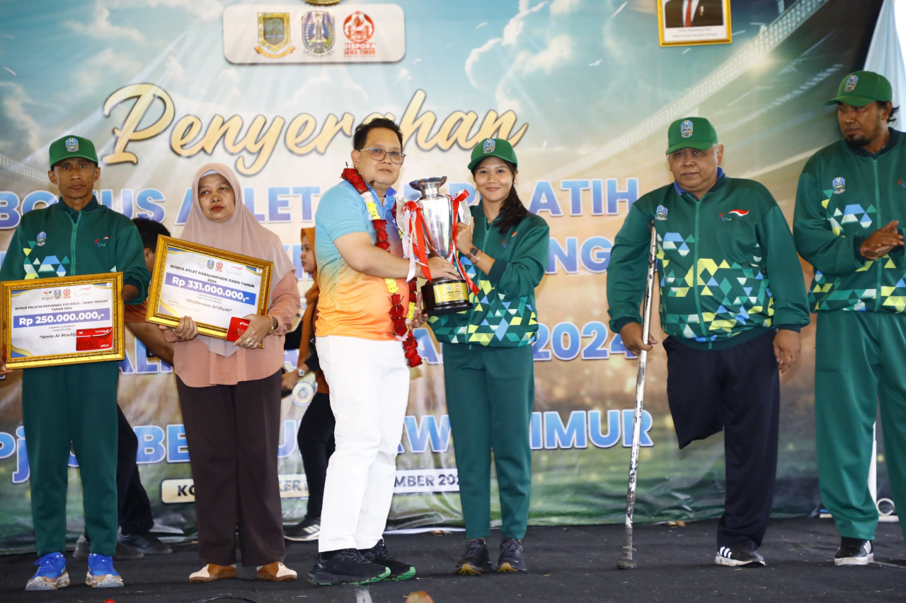 Adhy Karyono saat menyerahkan trofi dan bonus untuk atlet (foto: Ima for jatimnow.com)