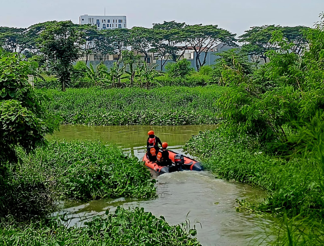 Proses pencarian balita hanyut di hilir sungai Wiyung Surabaya (foto: Fajar for jatimnow.com)