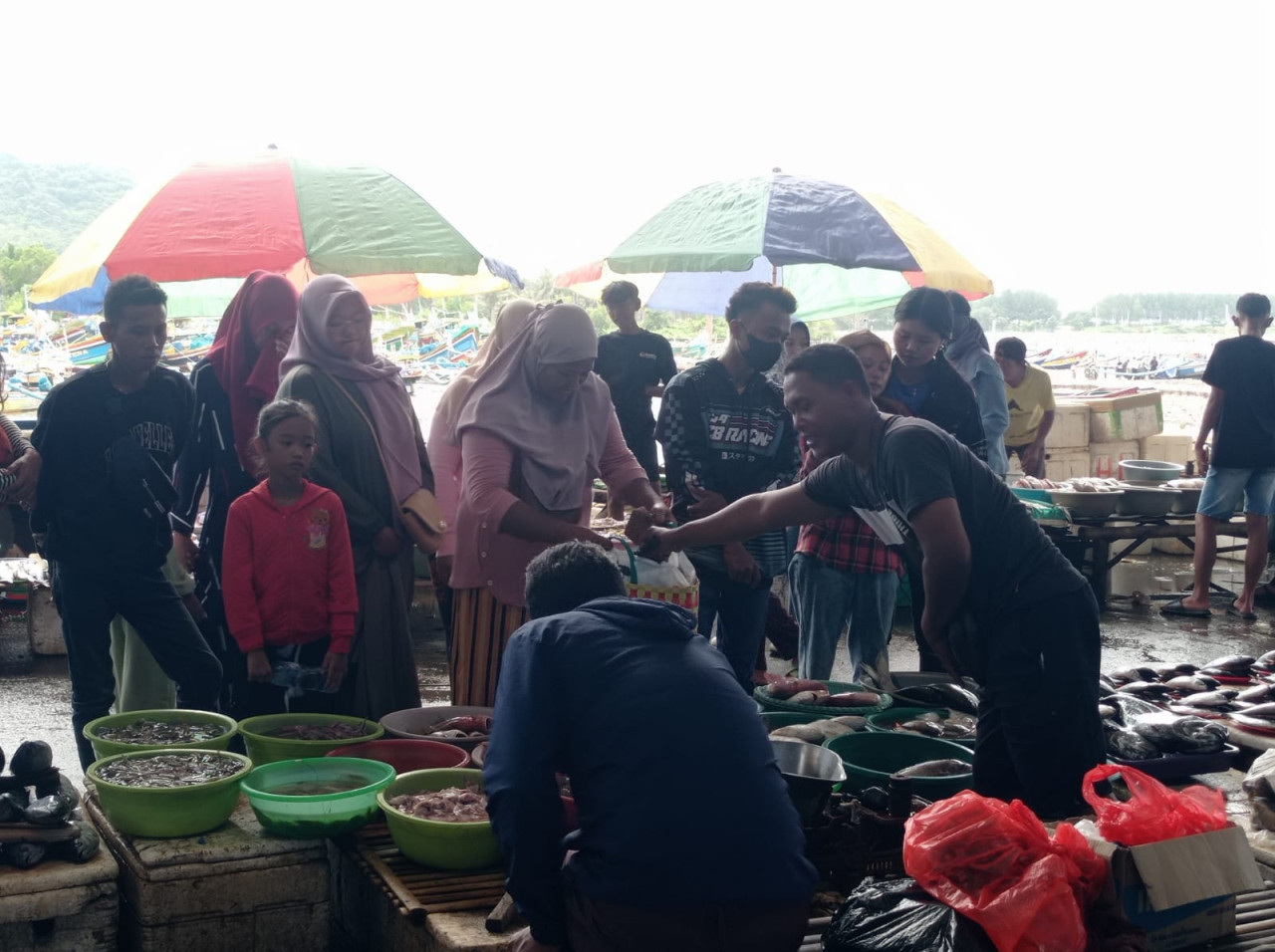 Pemburu ikan di pasar membludak. (Foto: Ulum for jatimnow.com)