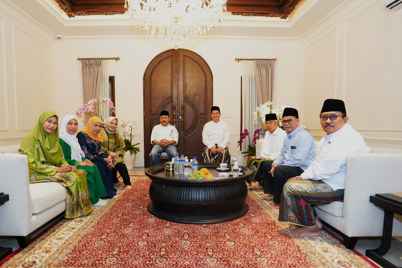 KH Muchlis Muhsin bersama Cagub Khofifah Indar Parawansa.