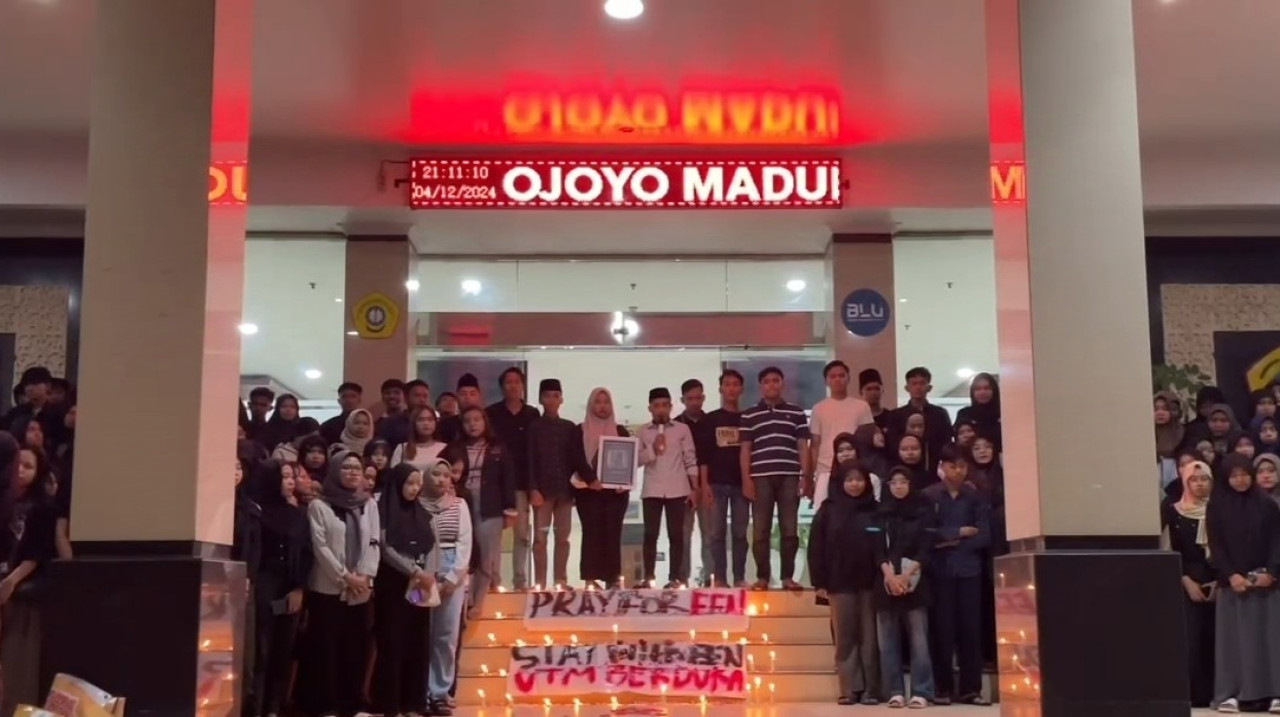 Para mahasiswa UTM saat menggelar aksi 1000 lilin. (Foto: Fathor Rahman/jatimnow.com)