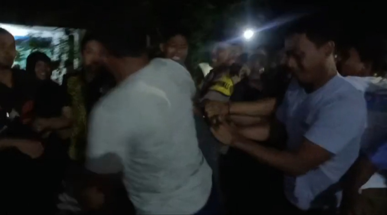 Ratusan massa mengepung maling motor asal Lumajang. (Foto: tangkapan layar video)