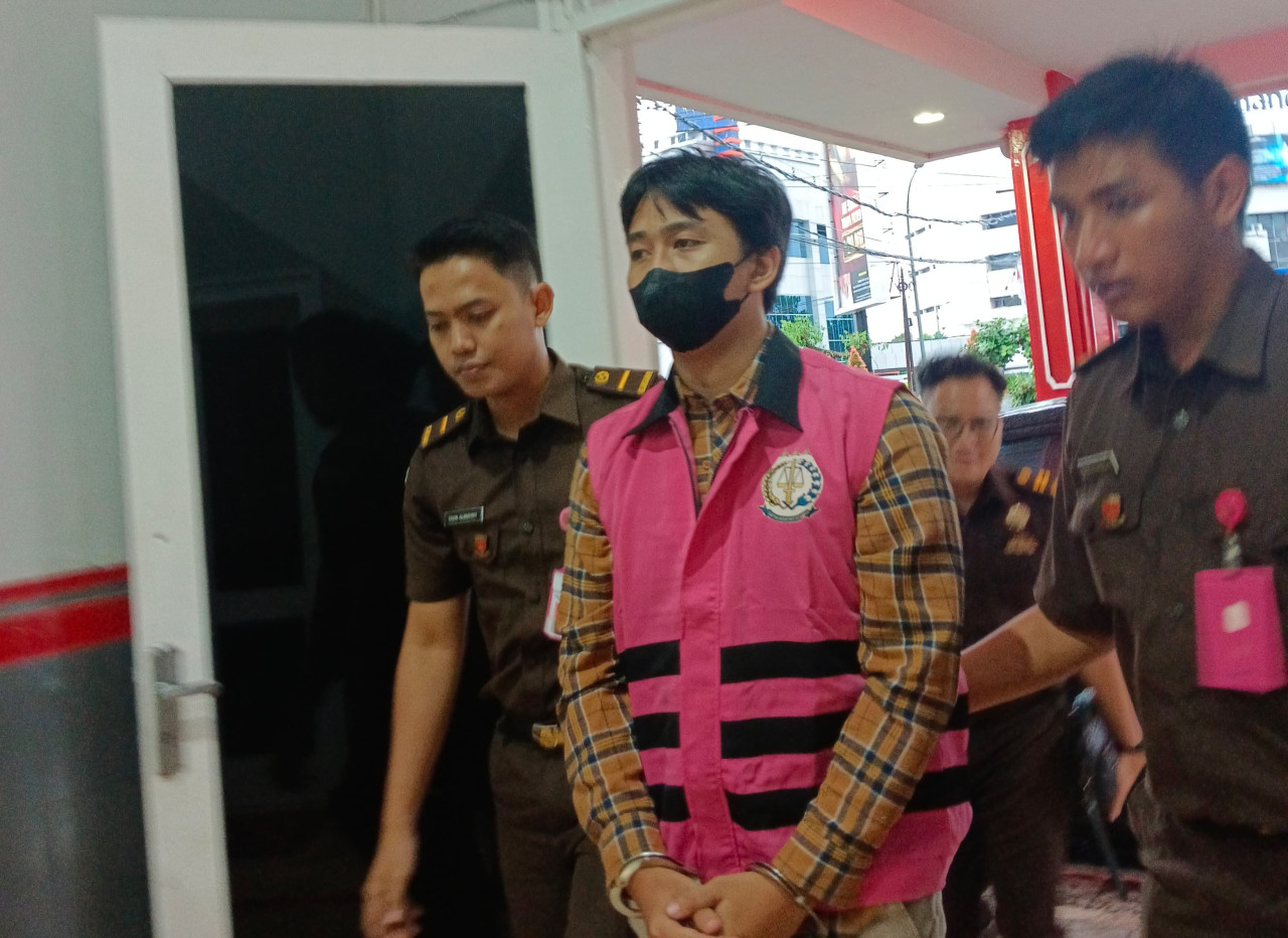 Mantri BRI Unit Umbulsari Jember dimasukkan Lapas Jember. (Foto: Gandhi for jatimnow.com)